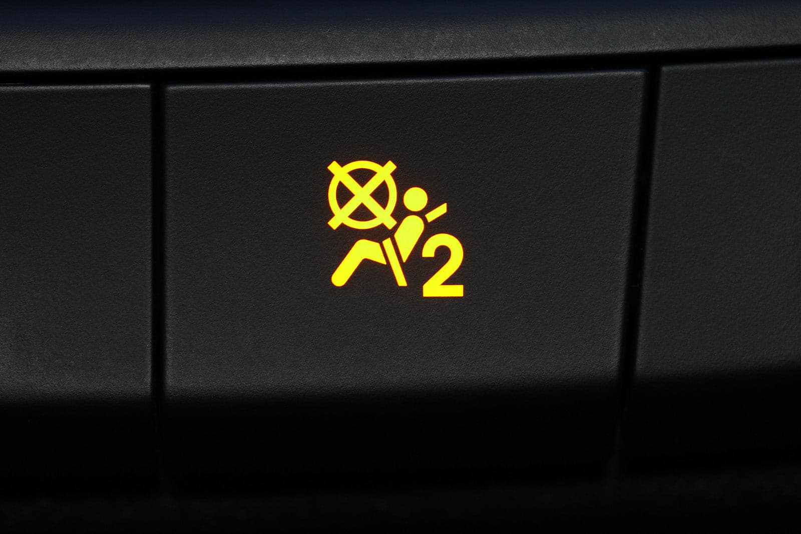 Airbag warning symbol in a vehicle
